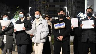 Folios en blanco en Plaza de España contra las severas medidas anticovid en China