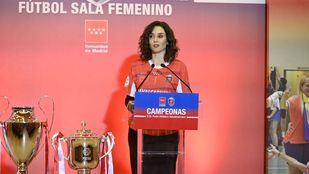 Ayuso, con las campeonas del Atlético Navalcarnero