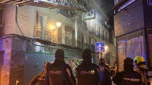 Nueve dotaciones de Bomberos extinguen un incendio en Puente de Vallecas