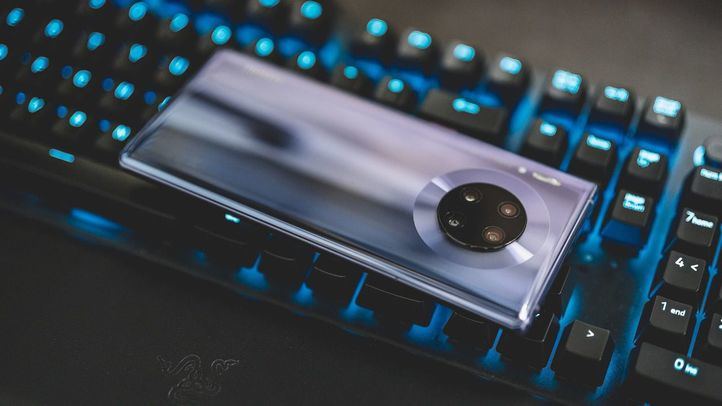 Móvil sobre el teclado de un ordenador