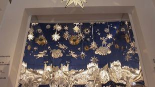 Un belén de hojalata repujada, atractivo navideño de la Casa de México en España