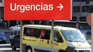 Ambulancia del summa y cartel de urgencias de un hospital