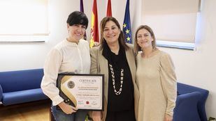 La alcaldesa de Pozuelo de Alarcón, Susana Pérez Quislant, felicita a la mejor profesora del mundo, Mirian Galán.