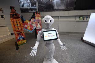 Almudena Maíllo visita al robot 'Pichi', informador turístico que hace planes personalizados a los visitantes
