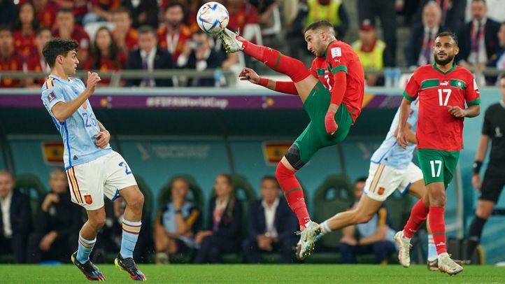 Pedri en un lance del juego en el partido de octavos de final del Mundial de Qatar de España contra Marruecos.
