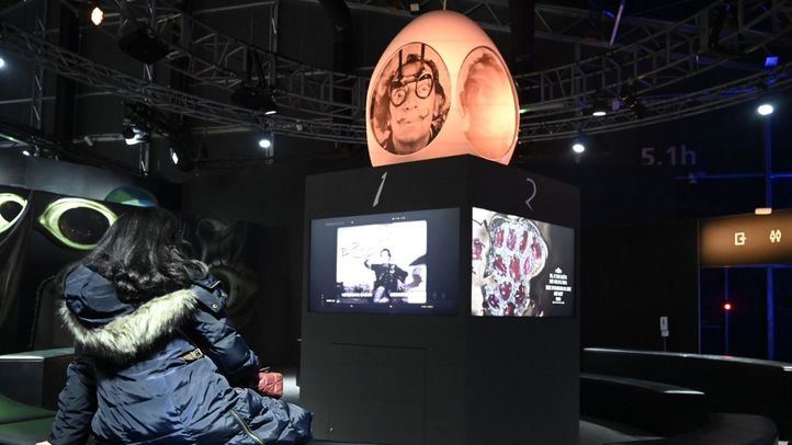 El alcalde de Madrid, José Luis Martínez-Almeida, acompañado por la delegada de Cultura, Turismo y Deporte, Andrea Levy, visita Desafío Dalí