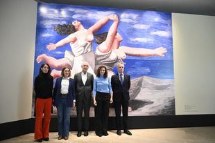 Ayuso visita en el Thyssen la exposición 'Picasso y Chanel'
