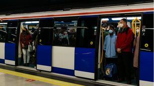 Darias, partidaria de seguir manteniendo la mascarilla obligatoria en el transporte público