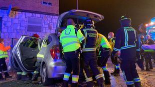 Grave tras estrellar su coche contra un edificio en San Blas