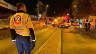 Sanitarios atienden al herido en Puente de Vallecas