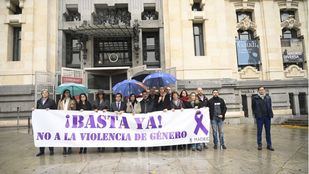 Minuto de silencio en Cibeles por la mujer cuyo marido dejó morir