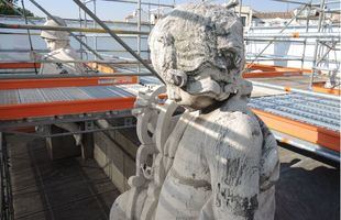 Los daños en fachada y esculturas de la Puerta de Alcalá urgen su restauración inmediata