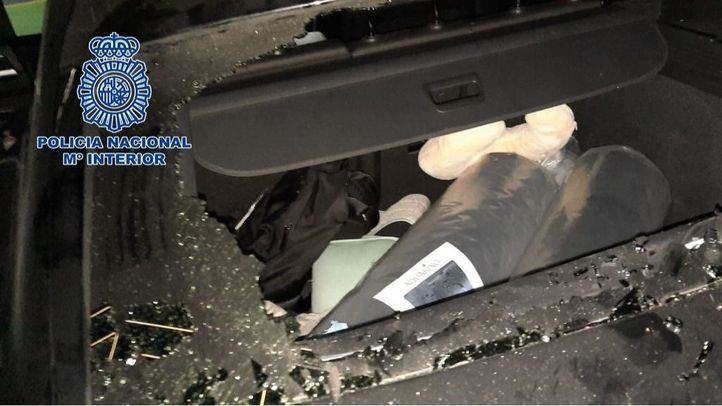 Los agentes tuvieron que romper el cristal del coche para rescatar al bebé