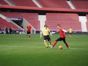 Almeida disputa el partido benéfico ‘Artistas vs Famosos’ en el Metropolitano