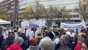 Médicos y pediatras se concentran frente a Hacienda