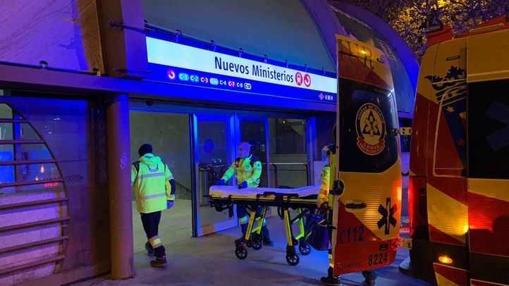 Los servicios de Emergencias en la estación de Nuevos Ministerios.