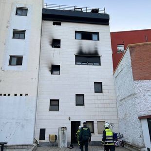 Técnicos de la Sareb revisan el edificio incendiado en Villalba