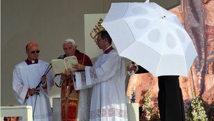 Las campanas de la Almudena y la política despiden al fallecido Pontífice