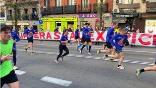Pancarta vecinal que pide la demolición del scalextric de Vallecas desplegada en la San Silvestre Vallecana.