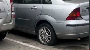 Coche con una rueda pinchada en Getafe
