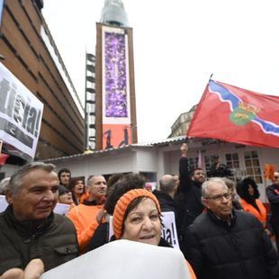 Afectados por la 7B de Metro claman contra Ayuso en Sol