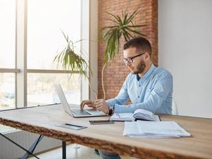 Las empresas, obligadas a costear gafas a empleados que las necesiten para trabajar con pantallas