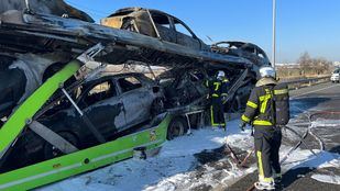 Atascos kilométricos en la M-45 al arder un camión portacoches