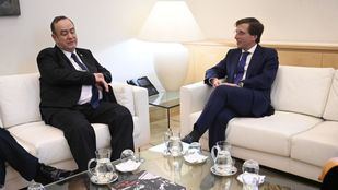 Martínez-Almeida recibe al presidente de Guatemala en Cibeles