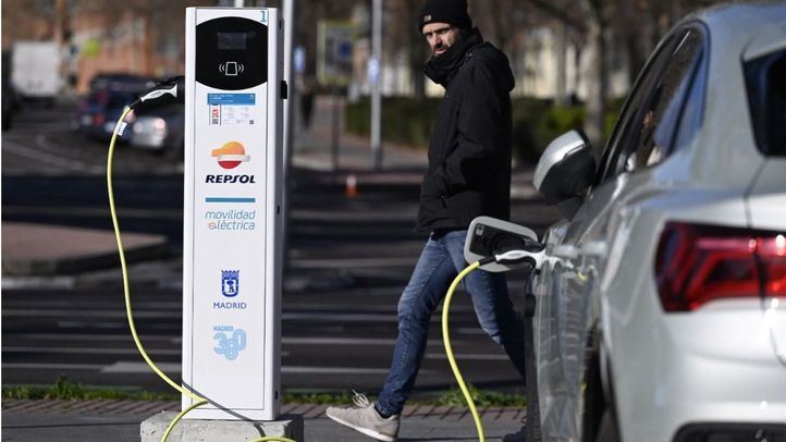 Borja Carabante inaugura la electrolinera de carga rápida más potente de la ciudad en vía pública
