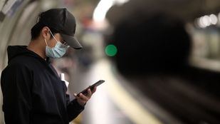 Ruiz Escudero cree que se eliminará pronto la obligatoriedad de llevar mascarilla en el transporte