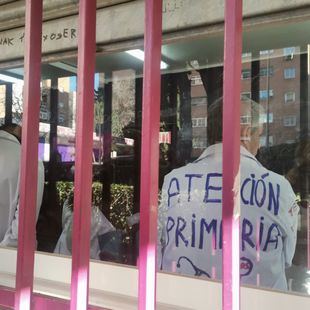 Médicos y pediatras inician un encierro en la Asociación Vecinal Manoteras