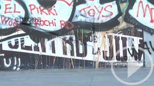 Los vecinos reclaman la restauración del mural del 15M de la plaza de Oporto