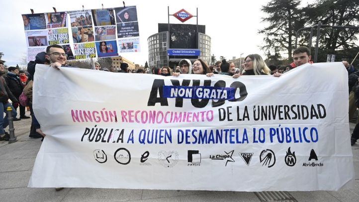 Manifestación contra el nombramiento de Ayuso como 'alumni ilustre' de la UCM