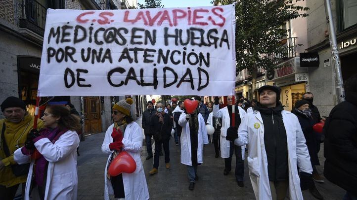 Concentración de sanitarios por el centro de Madrid