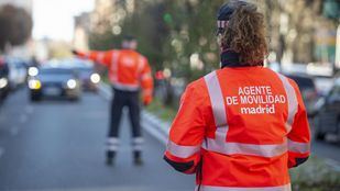 Los agentes de movilidad cambian el amarillo por el rojo flúor