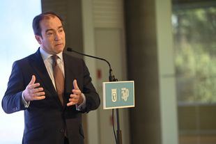 La oposición critica a Almeida por "favorecer" al hermano de Carabante en la obra de la A5