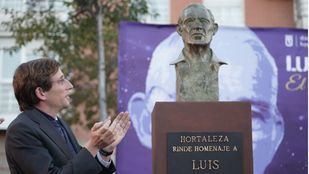 Un busto de Luis Aragonés recuerda en Hortaleza a su 'sabio'