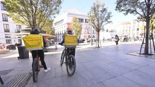 Polémica por el acuerdo de la Comunidad con Glovo para entregar comida a domicilio a personas vulnerables
