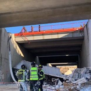 Dos heridos graves al caer un tráiler desde la M-45 sobre el ramal de la R-3
