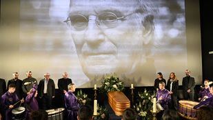 La capilla ardiente de Carlos Saura, al ritmo del sonido de los tambores de Calanda