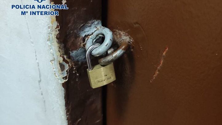 La mujer se encontraba encerrada tras una puerta con candado