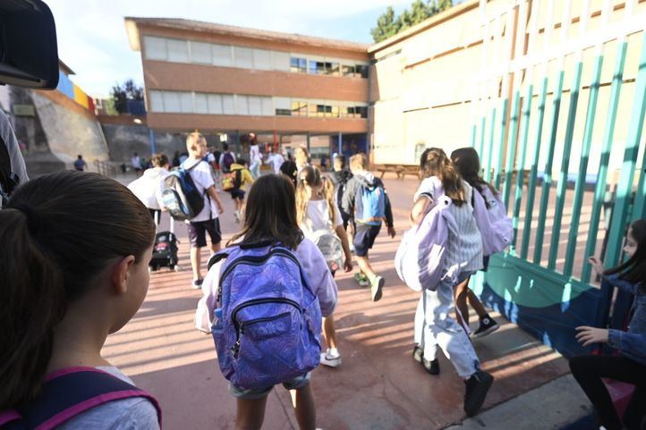 Niños a la entrada de un centro escolar