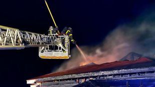Bomberos extinguen un incendio en una vivienda de Colmenar de Oreja