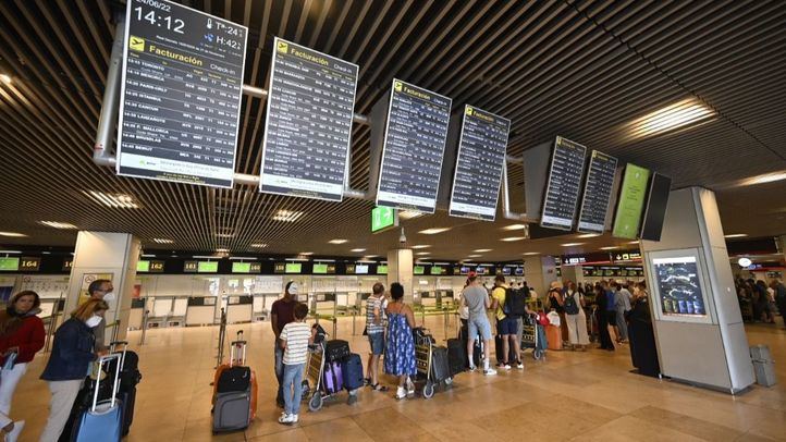Viajeros en el Aeropuerto Adolfo Suárez Madrid-Barajas