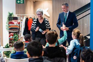 CaixaBank acerca la Feria del Libro a niños y niñas participantes en programas de Save the Children