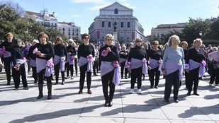 Usuarias de centros de mayores realizan un flashmob por el 8M
