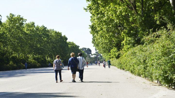 Personas paseando por el Parque de El Retiro