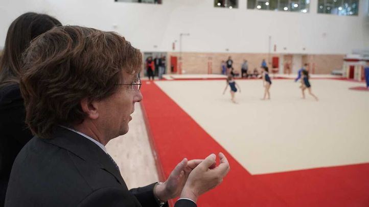 José Luis Martínez-Almeida inagura un pabellón de gimnasia artística en San Blas