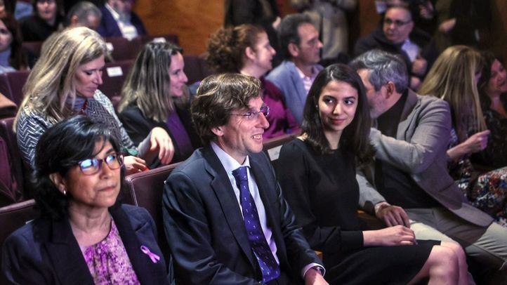 El alcalde de Madrid, José Luis Martínez-Almeida, ha entregado en nombre de todo el Ayuntamiento el XVIII Premio Clara Campoamor a la ajedrecista iraní Sara Khadem (a su lado).