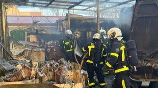 Bomberos apagan fuego en una nave industrial de Parla